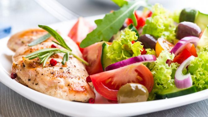 salată de legume și pește pe o dietă proteică