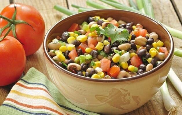 Salata de legume dietetice poate fi inclusă în meniu atunci când pierdeți în greutate cu o alimentație adecvată