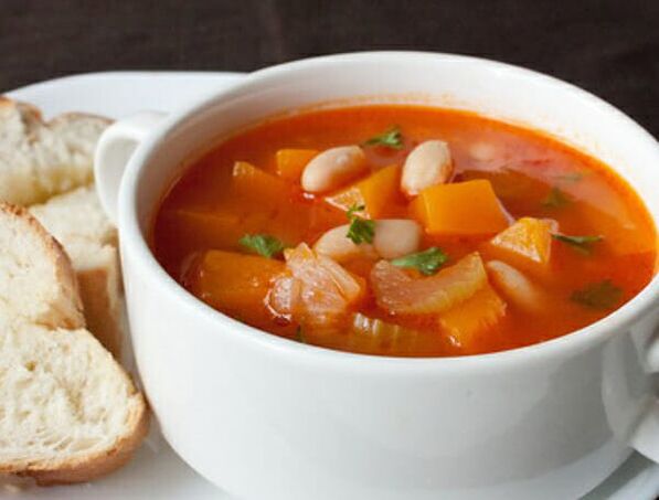 Supa de țelină este un fel de mâncare consistentă în dieta unei diete sănătoase pentru scăderea în greutate
