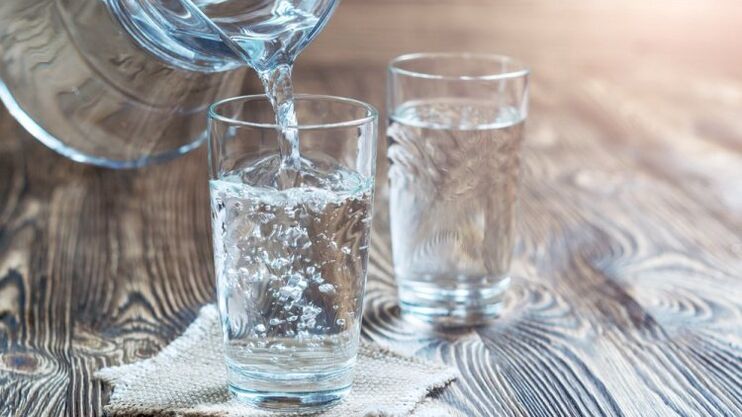 un pahar cu apă pentru o dietă de băut