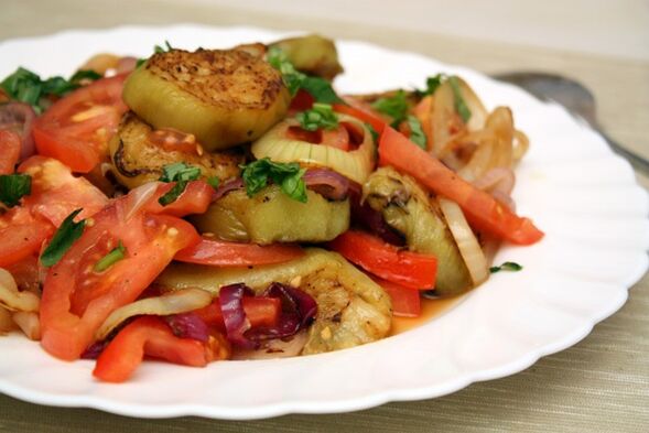 Dieta Maggi include o salată sănătoasă de legume și vinete fierte. 