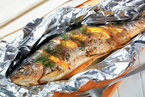 Urmați dieta Maggi cu pește copt în folie pentru cină